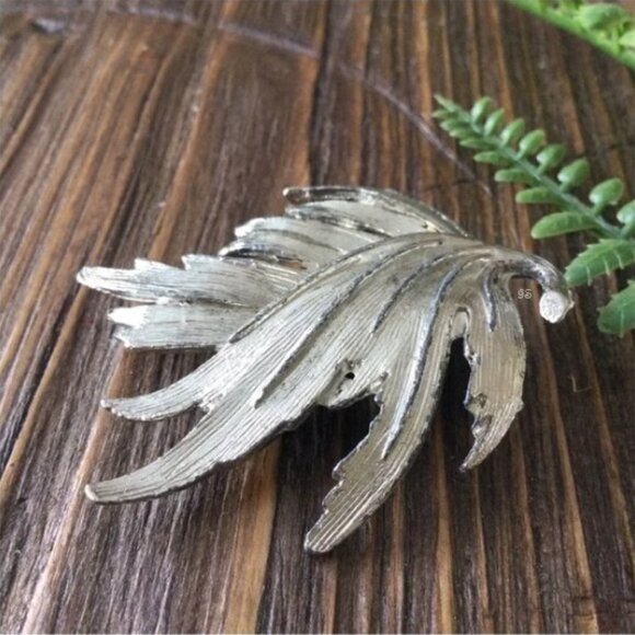 Vintage Mid‑Century Silver‑Tone Leaf Brooch – Sculptural & Weighted - Picture 12 of 13